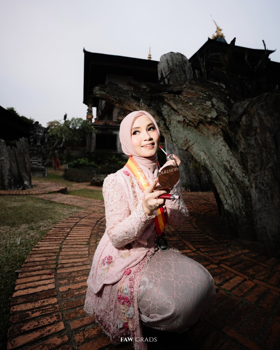 Sesi wisuda sore hari di Taman Mini Indonesia Indah, Jakarta Timur